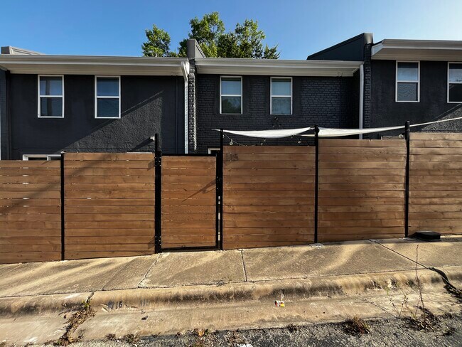 Foto del edificio - 6211 Manor Rd