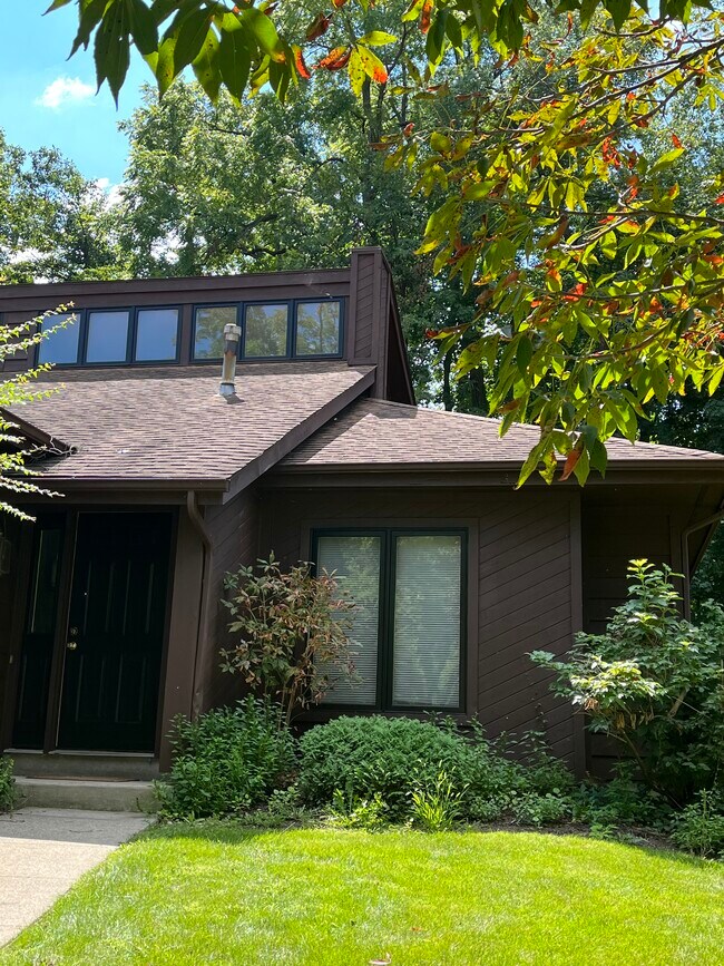 Building Photo - 2137 Versailles Village Pl