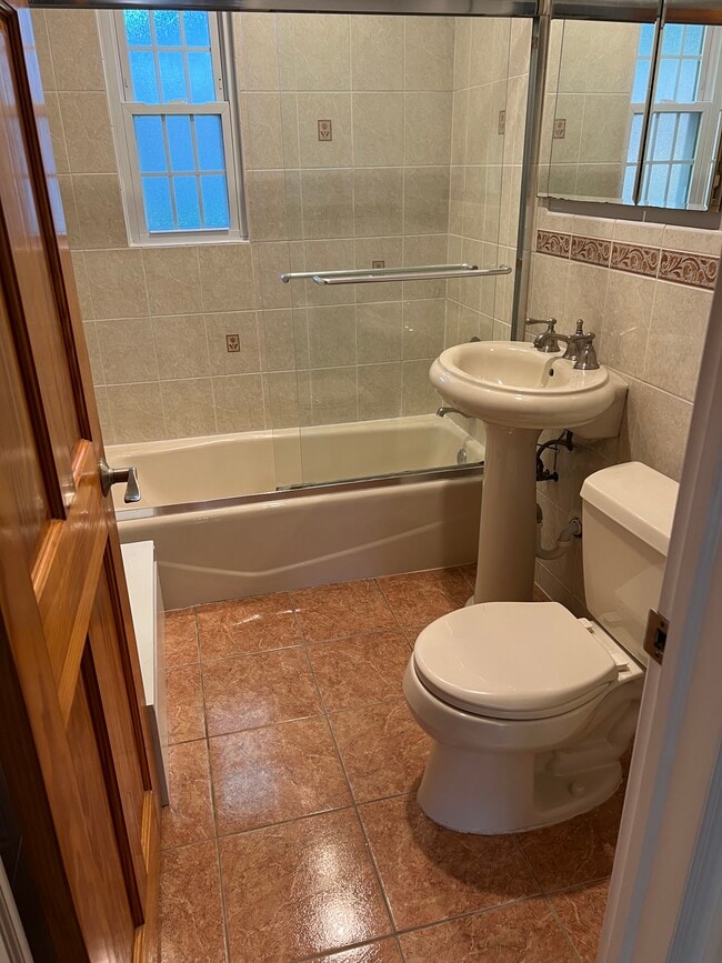 Foto del edificio - 72 Clark Ct