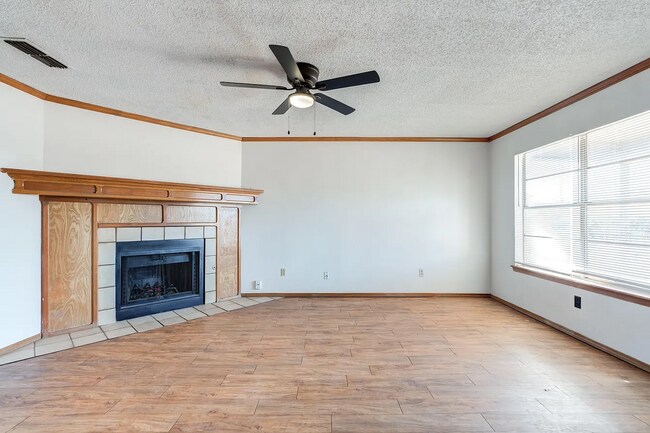 Building Photo - MOVE IN SPECIAL 1st Month Half off! Two-bedroom Apartment Just South of the Loop
