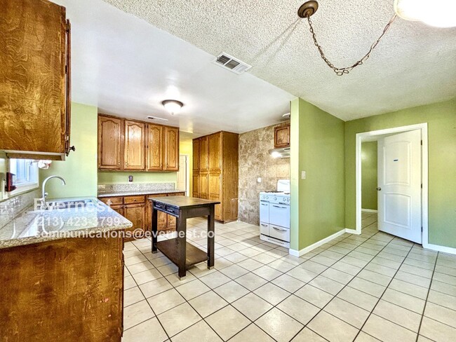 Building Photo - Charming 3-Bedroom Home with Fenced Yard a...