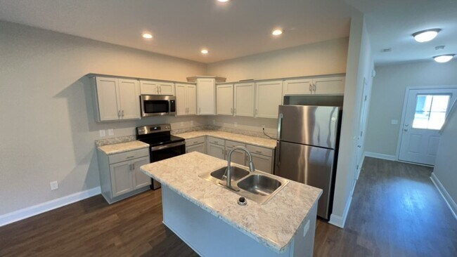 Building Photo - Beautiful 2 bedroom, 2.5 bath Townhouse