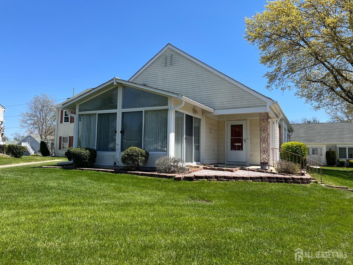 Foto principal - 333N Newport Way