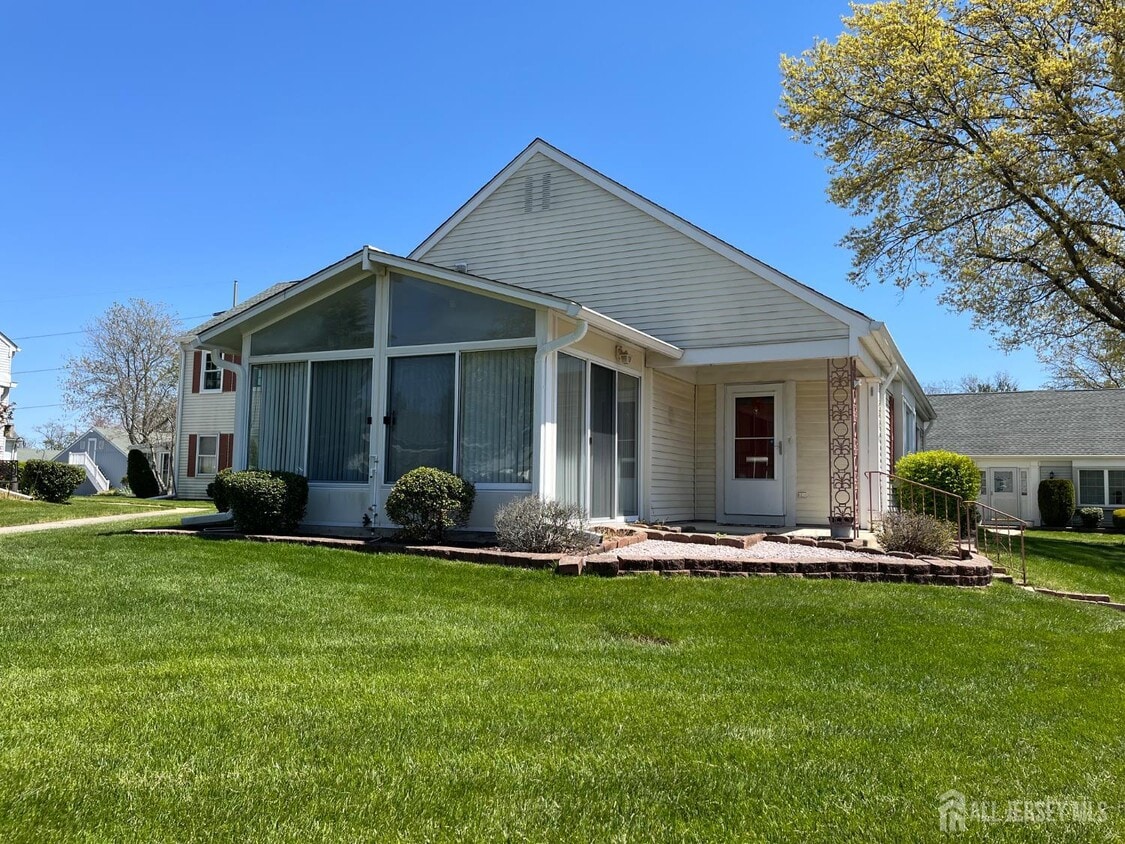 Primary Photo - 333N Newport Way