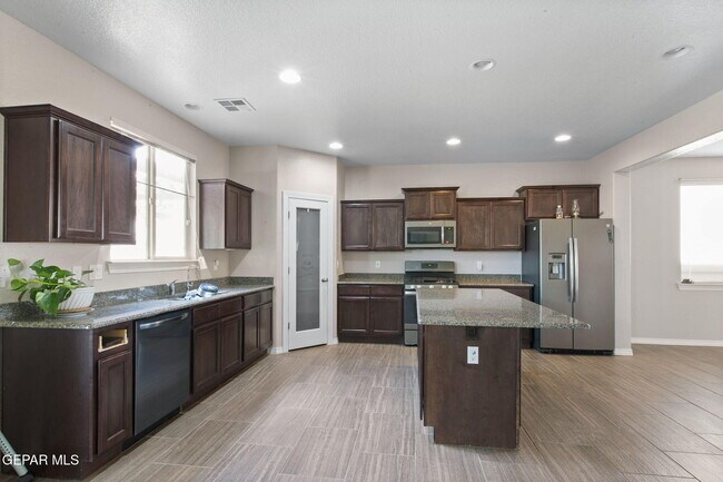 Building Photo - 7129 Long Meadow Dr
