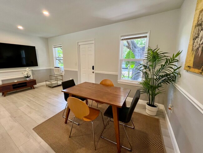 Foto del edificio - 6030 N Bayshore Dr