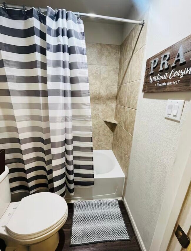 Foto del edificio - 4030 Emperor Valley Ln