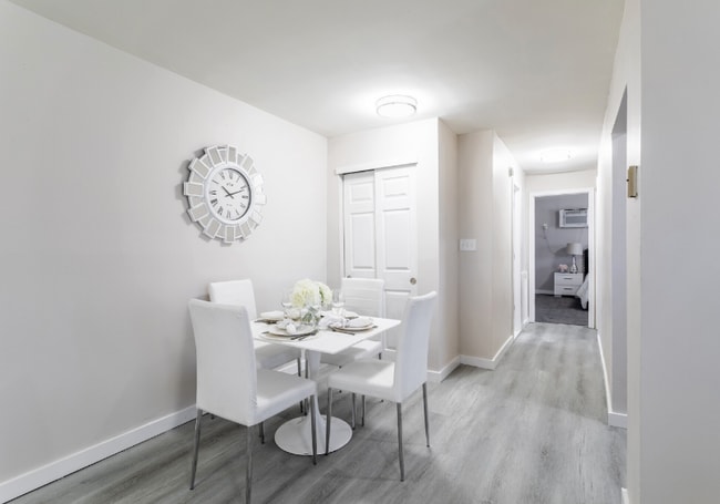 Building Photo - 311-313 N Sycamore Ave