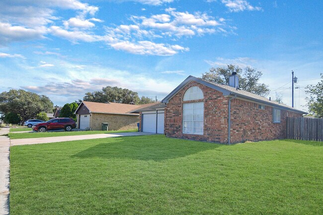 Building Photo - 208 Appaloosa Dr