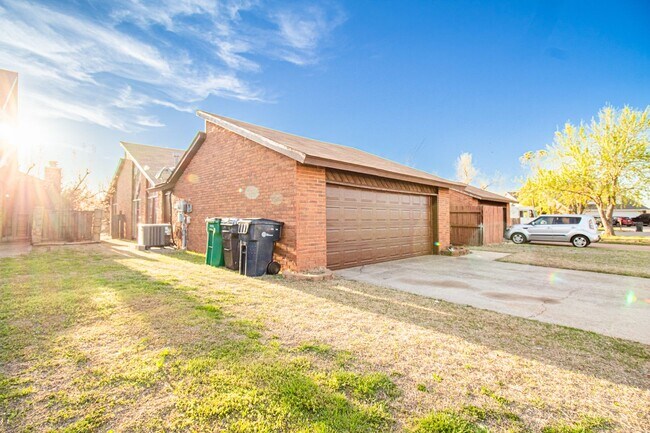 Foto del edificio - 2 Bed 2 Bath in OKC! Half off on the first...