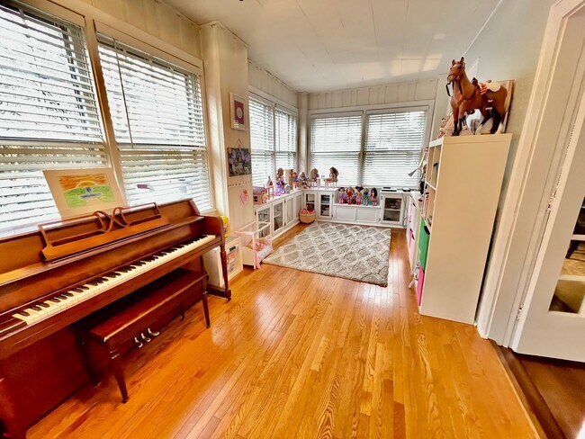 Foto del edificio - Charming Larchmont 4 Bedroom - 2 Sun Rooms...