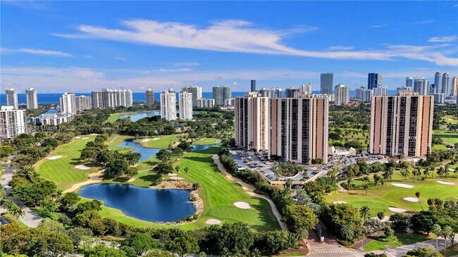 Foto del edificio - 20335 W Country Club Dr