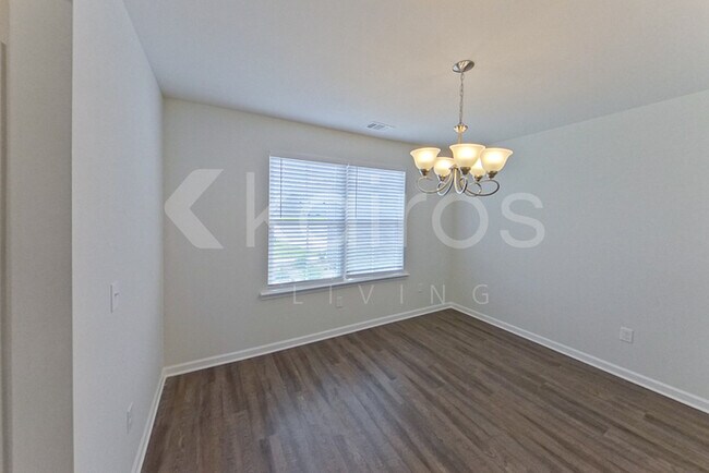 Building Photo - 204 Redwood Ct