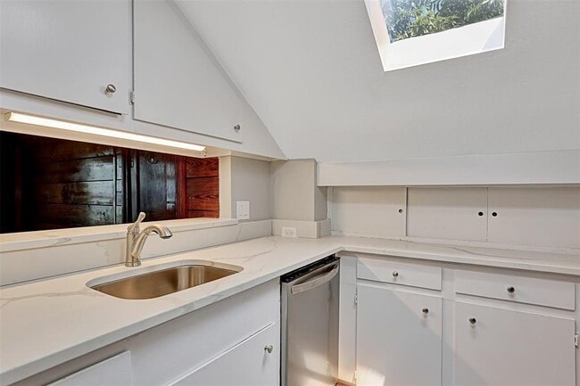 Building Photo - 2348 McClendon St