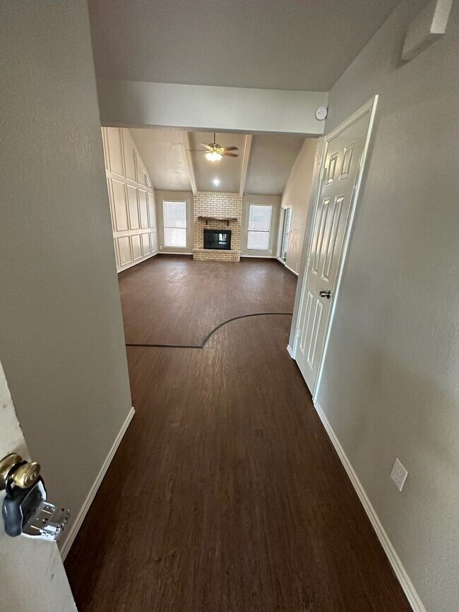 Building Photo - Excellent 3 bedroom 2 bath