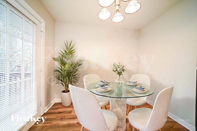 Building Photo - 342 Roxbury Dr