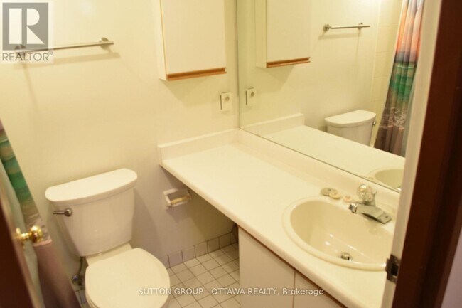 Building Photo - 2019 Carling Ave