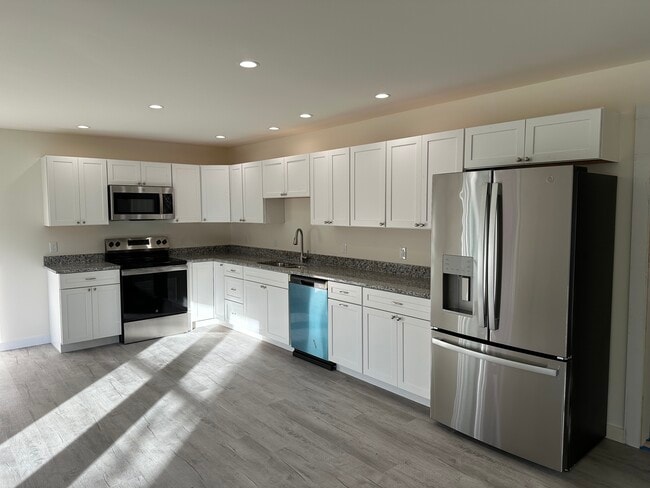 Large open concept kitchen - 135 Surry Rd