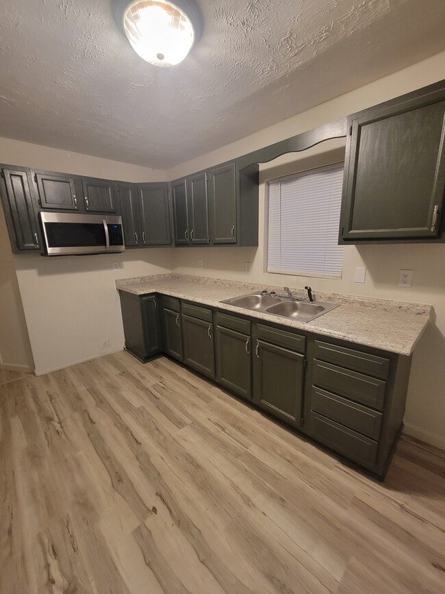 Building Photo - 606 W 11th St