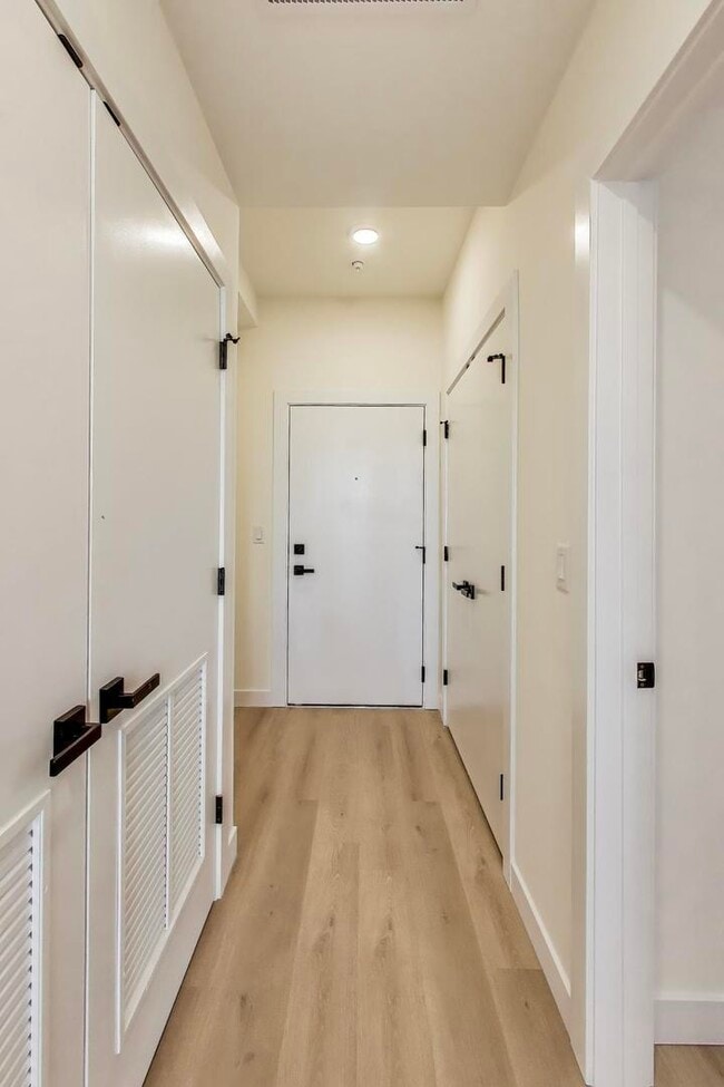 Building Photo - 1950 W Lawrence Ave