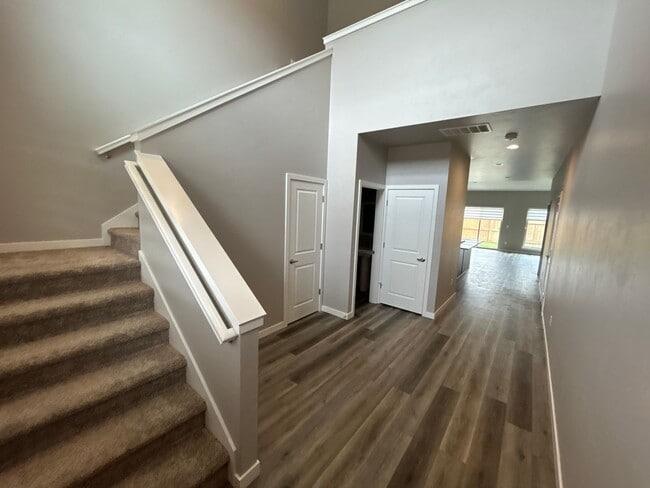 Building Photo - 2 Primary Bedroom Suites / 2.5 Bathroom Townhouse in Redmond OR