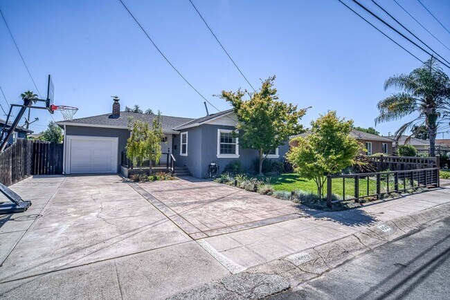 Foto del edificio - Completely remodeled 3 bedroom 2 bath near...