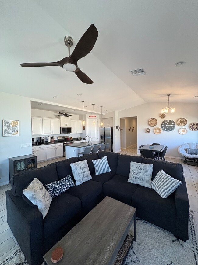 Building Photo - 6255 Goldfinch Dr