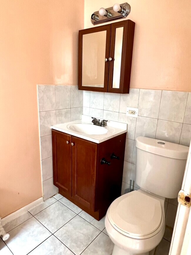 Foto del edificio - 5048 W Henderson St