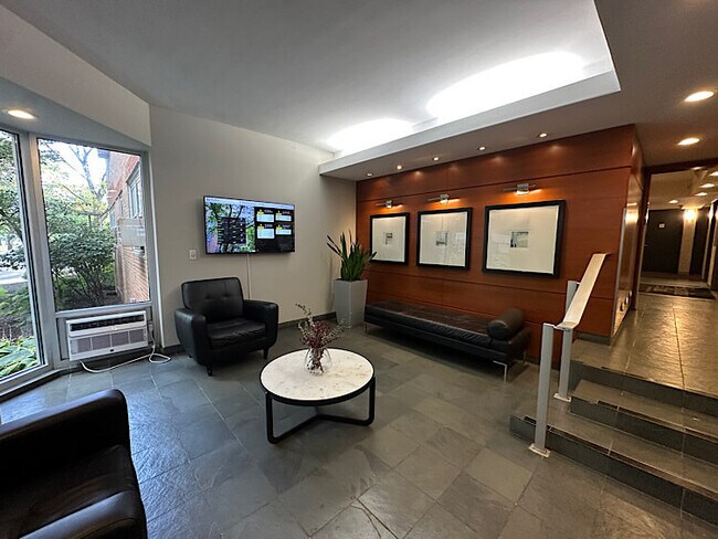 Foto del edificio - 4960 N Marine Dr