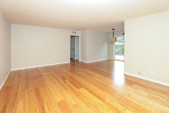 Foto del edificio - Duplex in Central Location
