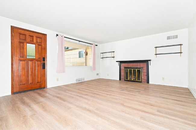 Building Photo - Charming Shoreline Rambler with Large Backyard & Garage- Available Now- FOR RENT