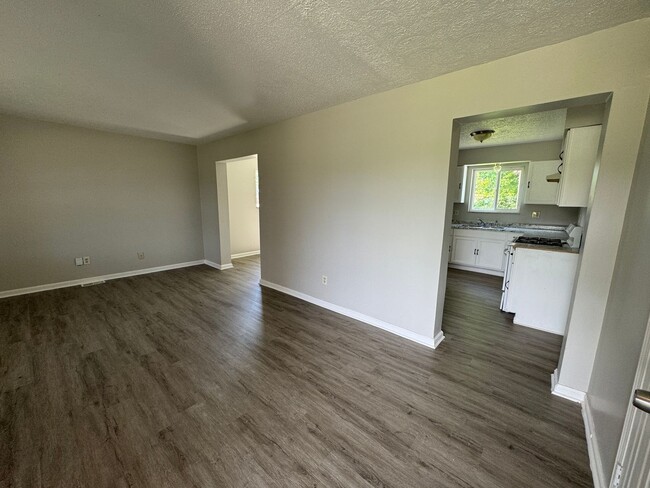 Building Photo - Far Eastside Large 3 Bedroom 1.5 Bath