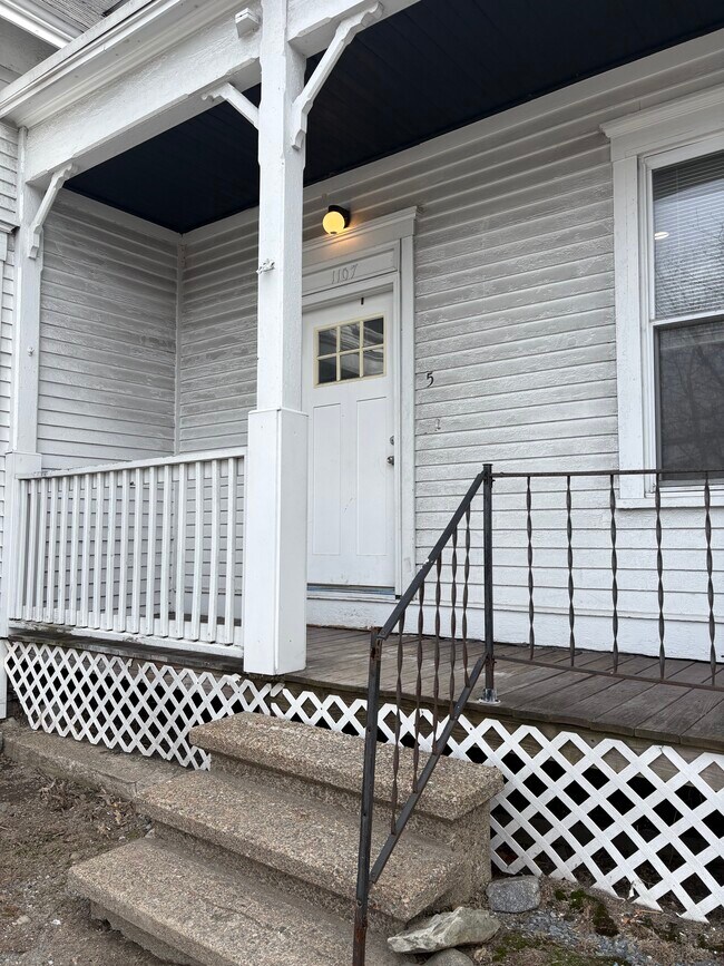 entrada principal - 1107 Bridge St