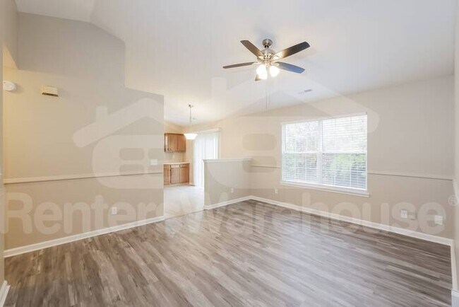 Building Photo - **RENT SPECIAL & PRICE DROP!** Newly Renov...