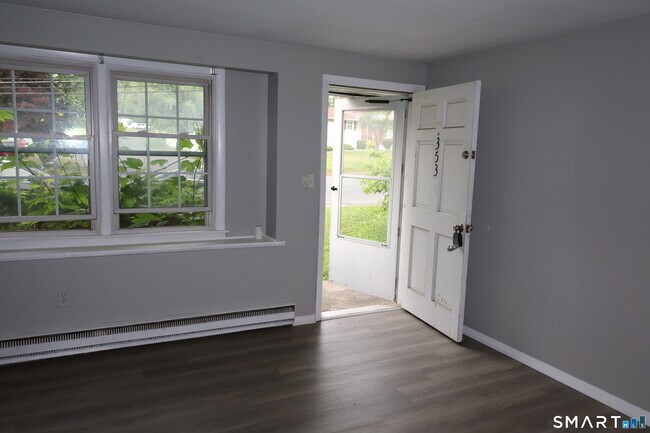 Foto del edificio - 353 Scott Rd