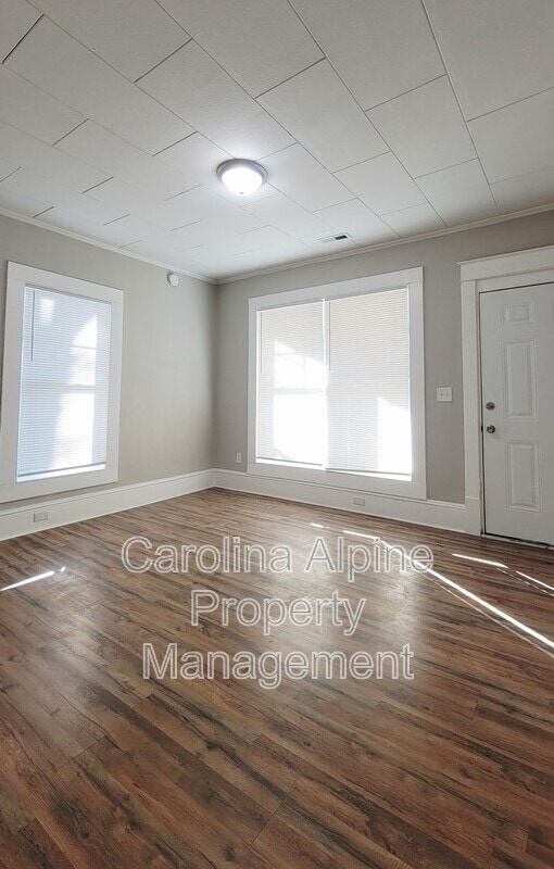 Building Photo - 323 Clegg St