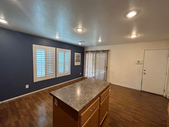 Foto del edificio - Beautiful 3bdrm home in Mountain's Edge.