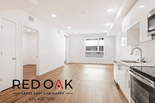 Foto del edificio - Sun-Drenched One Bedroom with Beautiful Fl...