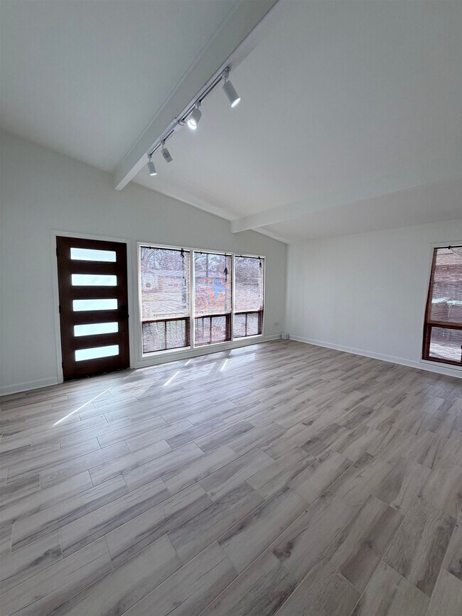 Foto del edificio - 5136 Warfield Dr