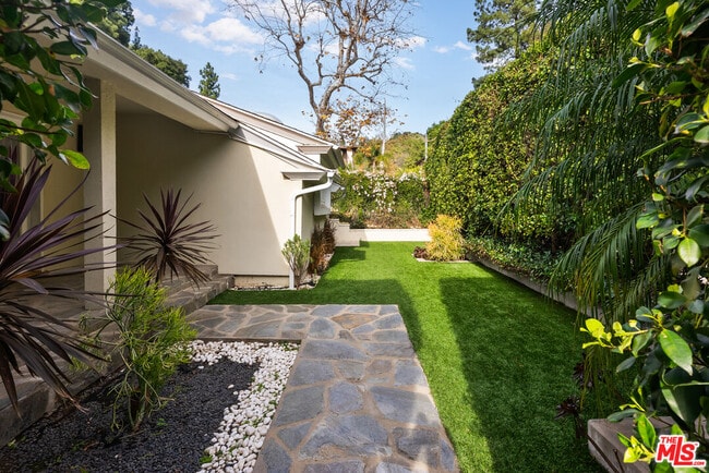 Building Photo - 1617 Roscomare Rd