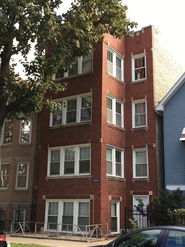 Front - 2711 N Marshfield Ave