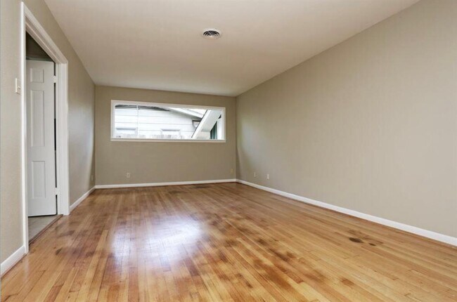 Foto del edificio - 6729 Roos Rd