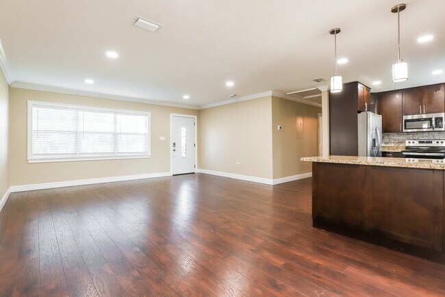 Building Photo - 10209 N Fleetwood Dr