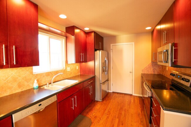 Foto del edificio - 4585 Hennings Dr