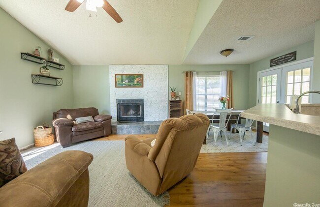 Building Photo - 8 Summerwood Dr