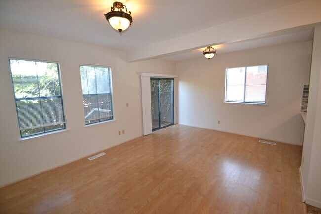 Building Photo - 516 North St