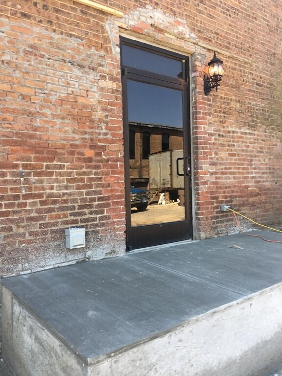Building Photo - 27 N Main St