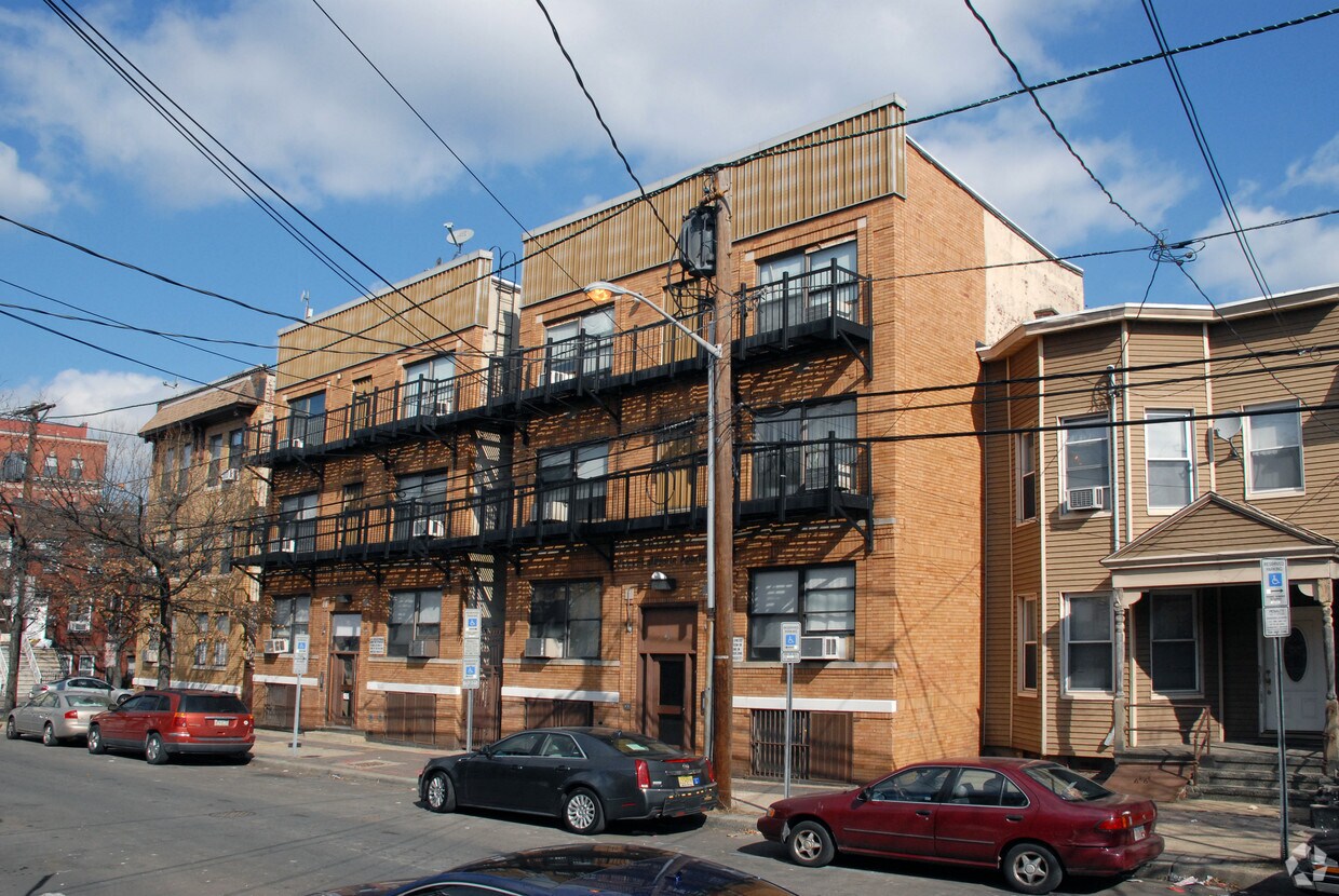 Building Photo - 98-106 Harmon St