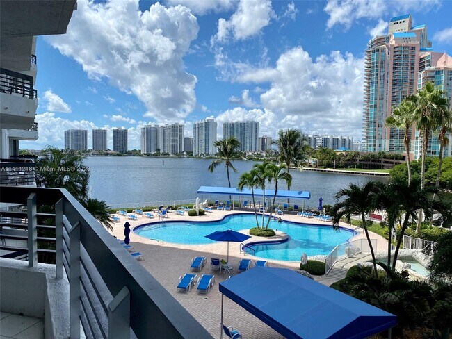 Foto del edificio - 3530 Mystic Pointe Dr