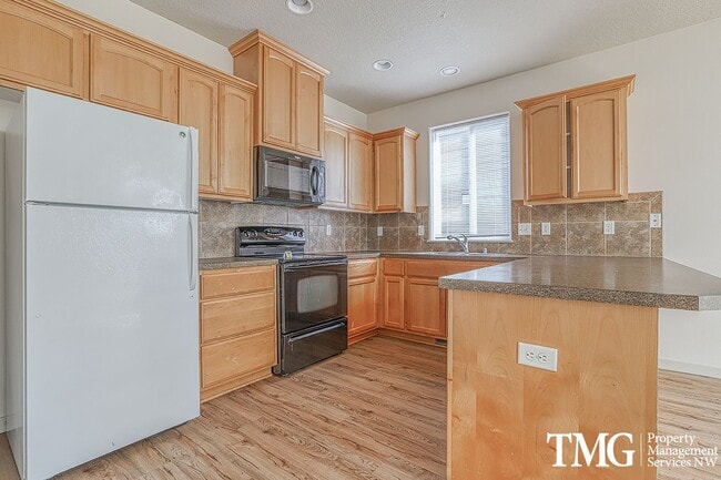 Building Photo - Pet Friendly Home In A Great Convenient Location!